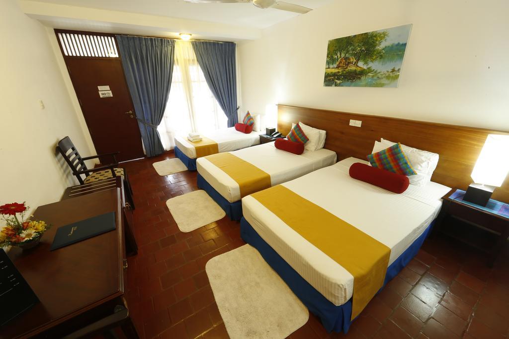 Catamaran Beach Hotel Negombo Exterior foto